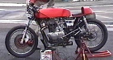 Honda 350 von links